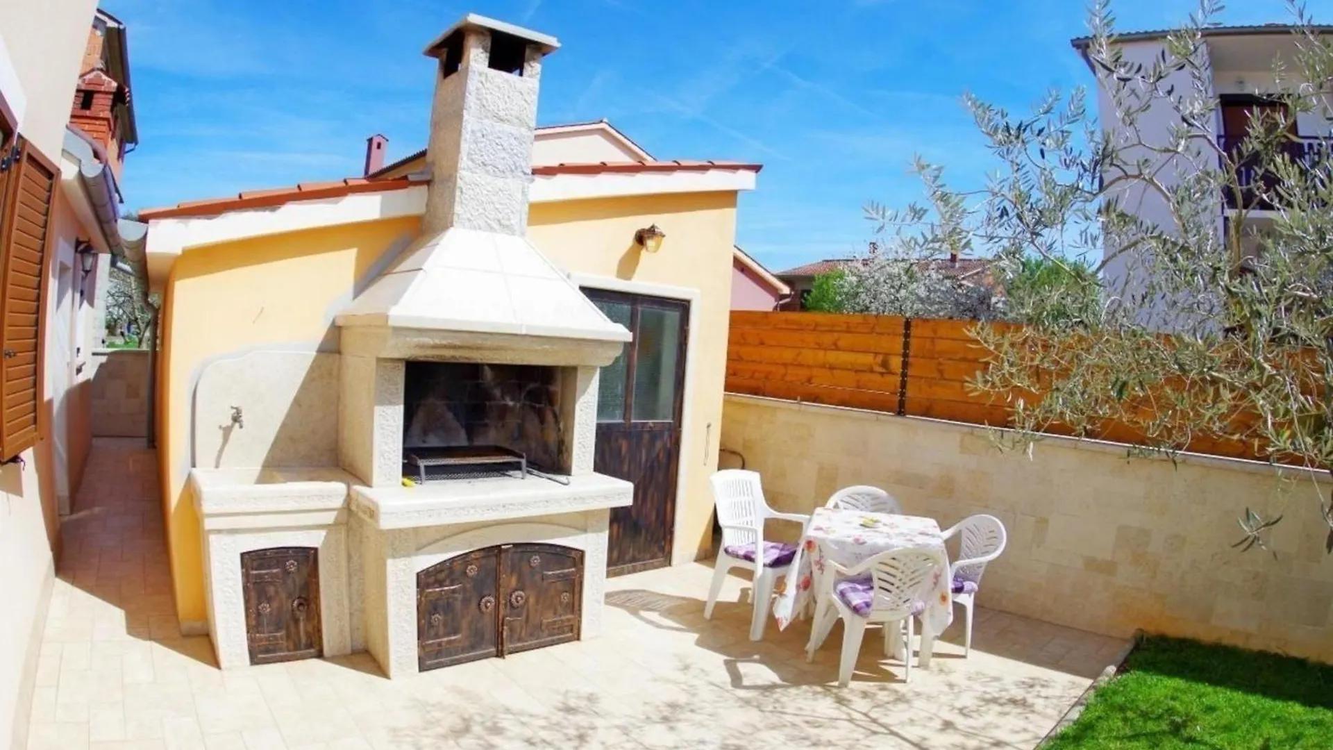 Apartment Wohnung In Pula Mit Garten, Terrasse Und Grill